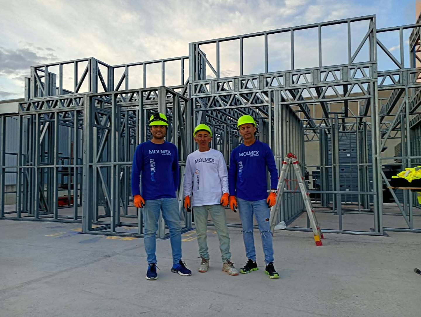 Equipo Molmex junto a la estructura