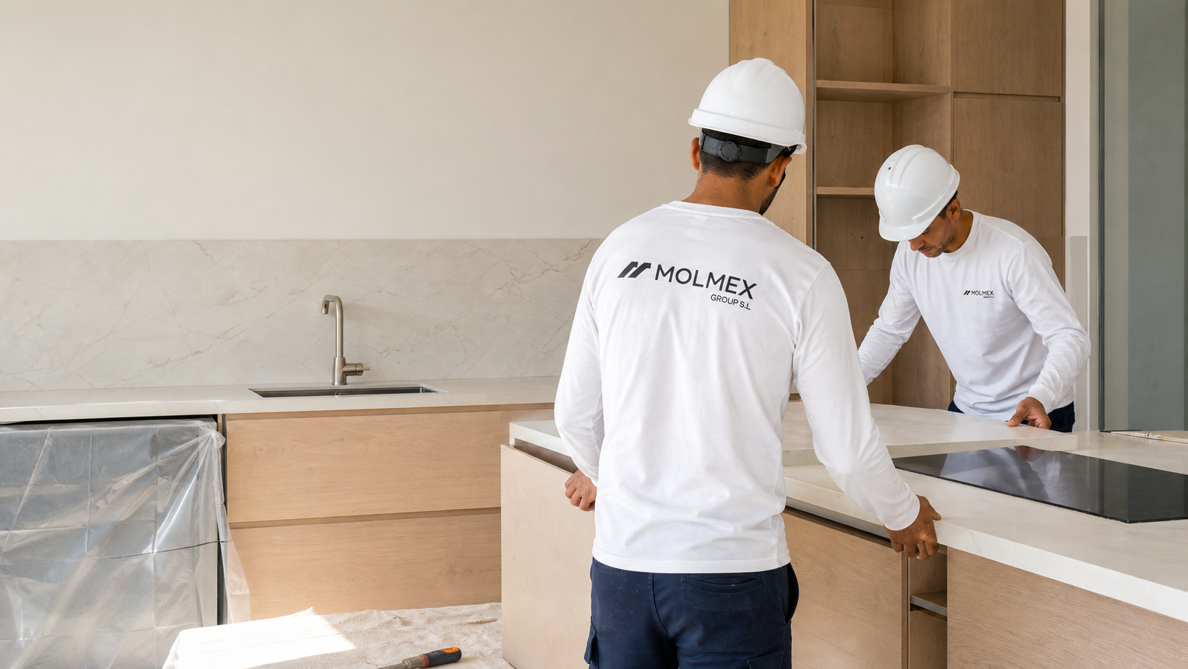 Equipo de Molmex montando una cocina