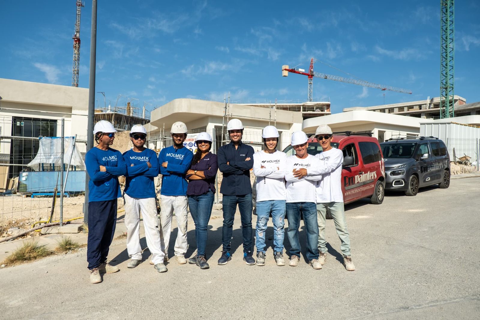 Equipo de Molmex y vehículos de la empresa en obra