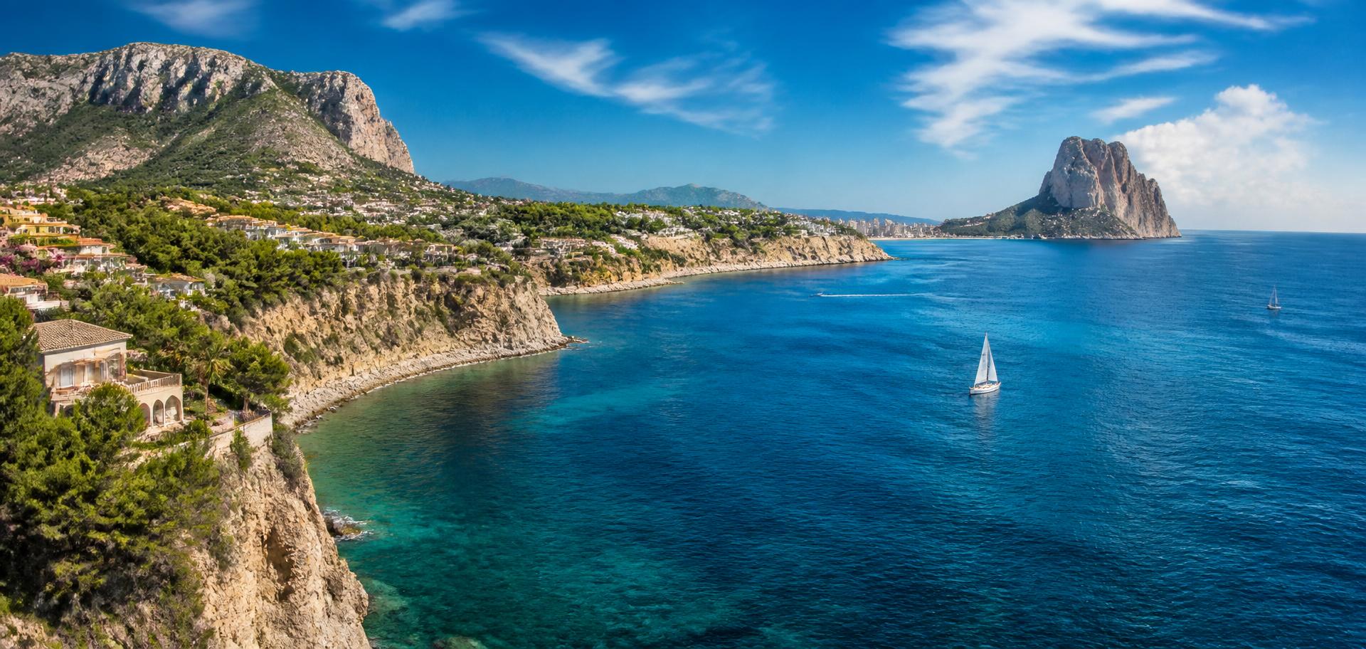 Panorámica de la Costa Blanca con acantilados y Mediterráneo